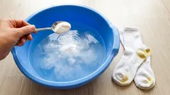 Dám 2 polievkové lyžice do vody a biele veci sú ako nové: žltkasté škvrny a špina zmiznú počas prania