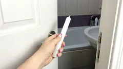  Raz za mesiac idem do kúpeľne a vezmem si so sebou obyčajnú sviečku. To vyrieši hneď tri problémy naraz.