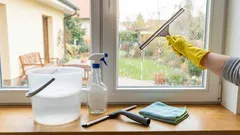 Čistenie okien po zime bez zbytočnej námahy: rýchly spôsob, ako obnoviť dokonalú priehľadnosť skiel bez šmúh