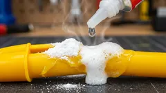 Zmes lepidla a jedlej sódy: prečo sa odporúča a na čo slúži?