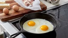 Prečo potrebujete studenú panvicu na prípravu dokonalých vajec na mäkko: technika, ktorá zmení vaše rána