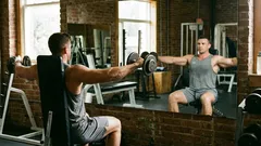 Cvičenia na ramená: 5 chýb, ktoré spôsobujú napätie v krku (a ako ich napraviť)