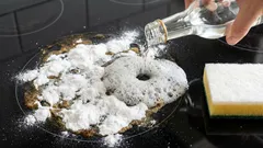 Kuchynský sporák sa zbaví zaschnutých mastných nečistôt: stačí voda a dve lacné ingrediencie