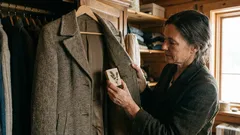 Prečo si skúsené gazdinky vkladajú mydlo do vrecka kabáta: oblečenie vydrží dlhšie