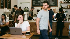 6 znakov, že je človek zamilovaný, ale skrýva to