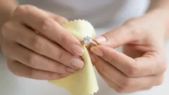 Zlatník ukazuje, ako čistiť šperky pomocou bežného domáceho prostriedku.