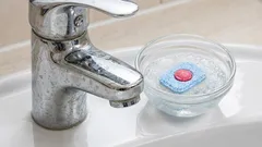 Tablety do umývačky riadu v kúpeľni? Tento trik vám pomôže zbaviť sa nečistôt bez použitia kefy.