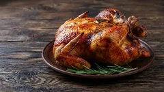 Čo pridať do kuracieho mäsa, aby bolo šťavnaté a jemné: tri najlepšie marinády na pečenie v rúre